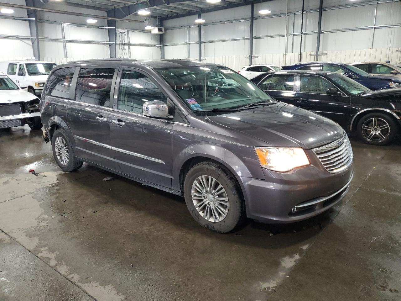 2015 Chrysler Town & Country - Image 4