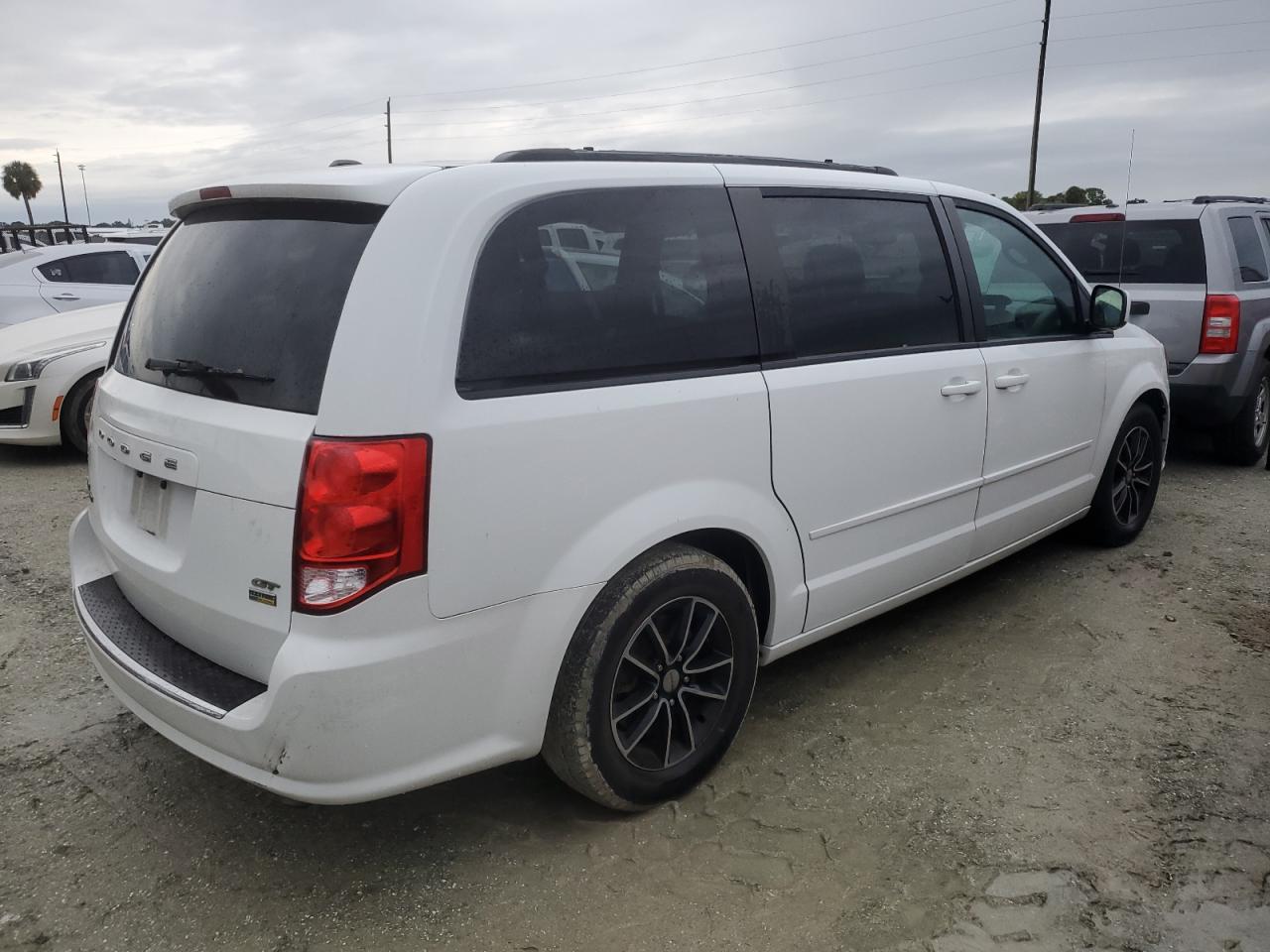 2017 Dodge Caravan - Image 3