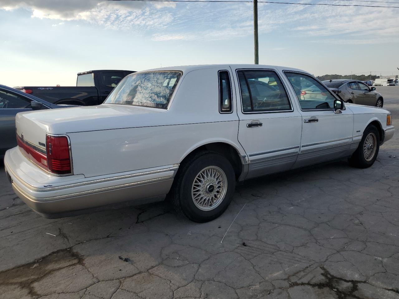 1LNLM82W1NY760850 1992 Lincoln Town Car Signature