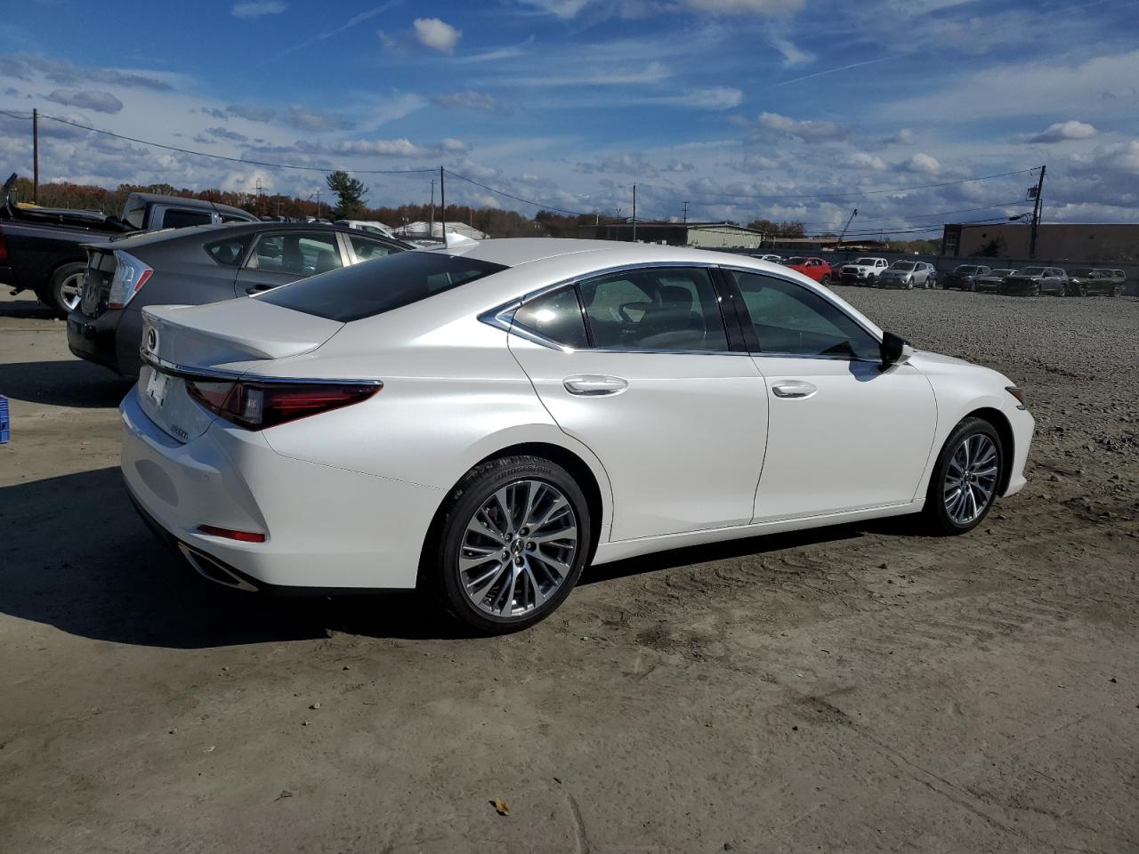 2021 Lexus ES - Image 3