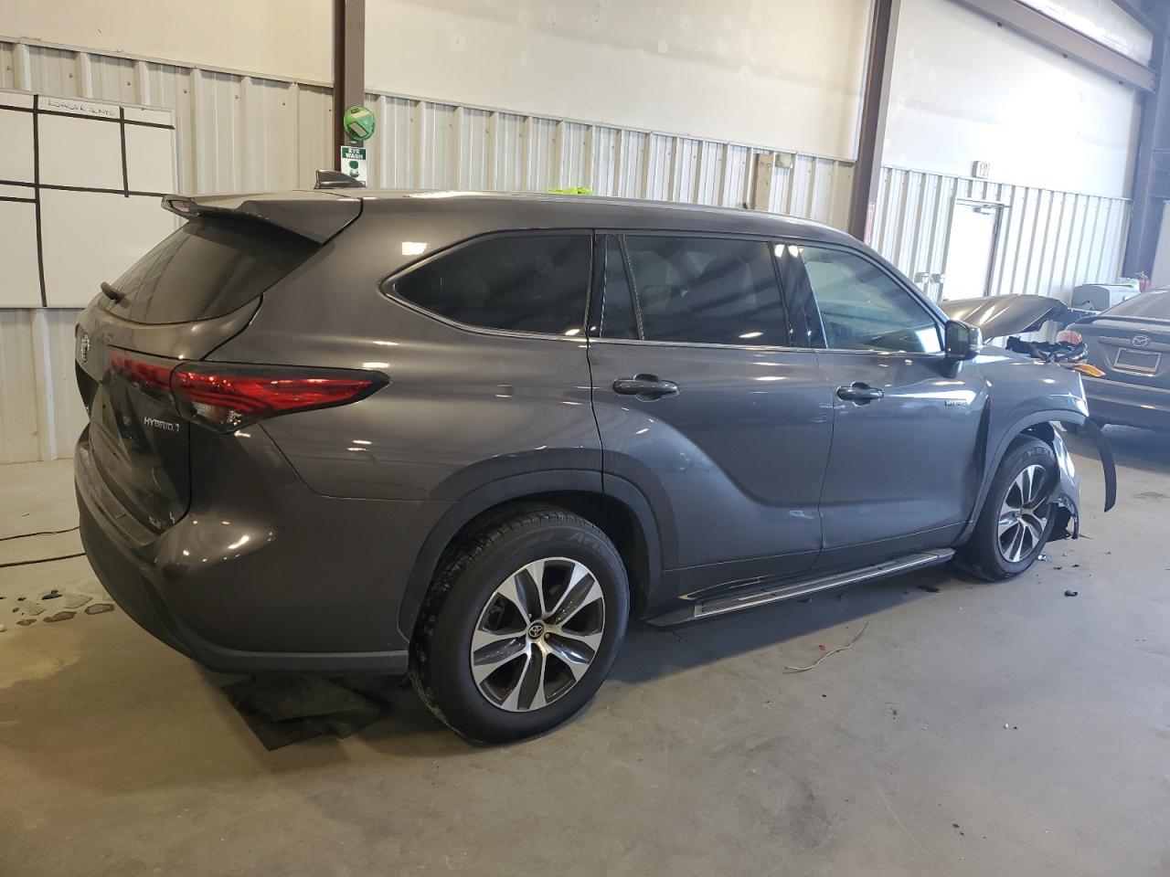 2021 Toyota Highlander - Image 3