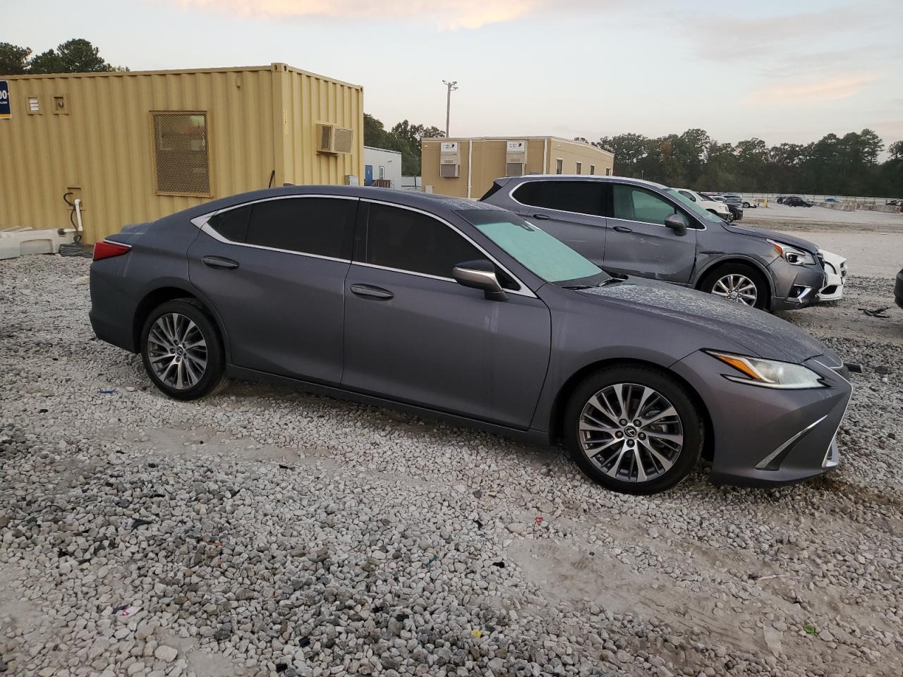 2021 Lexus ES - Image 4