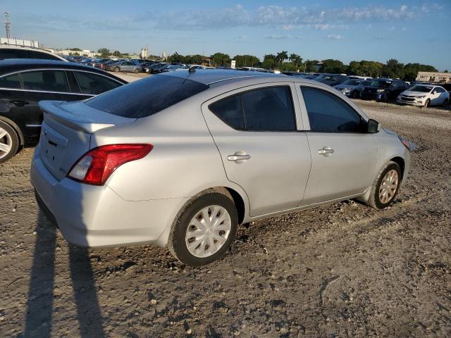 Седани NISSAN VERSA 2016 Сріблястий