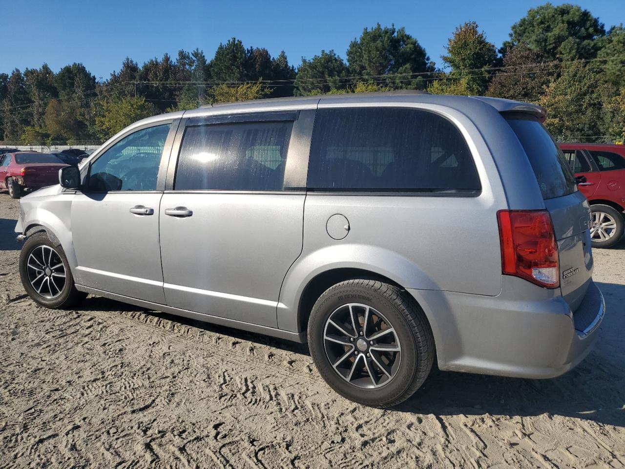 2018 Dodge Caravan - Image 2