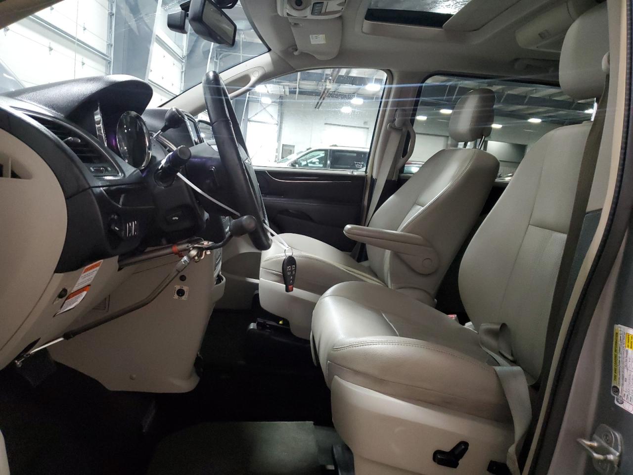 2014 Chrysler Town & Country - Image 7