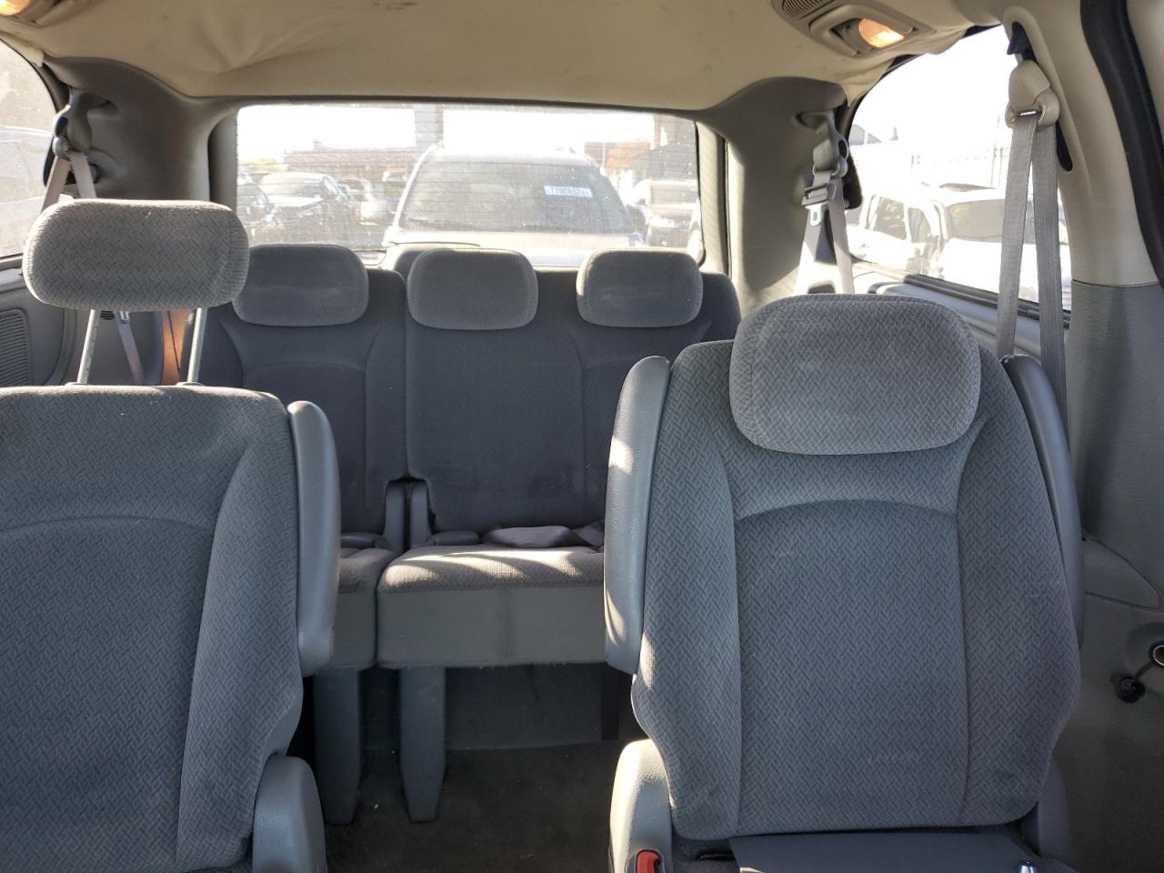 2005 Dodge Caravan - Image 10
