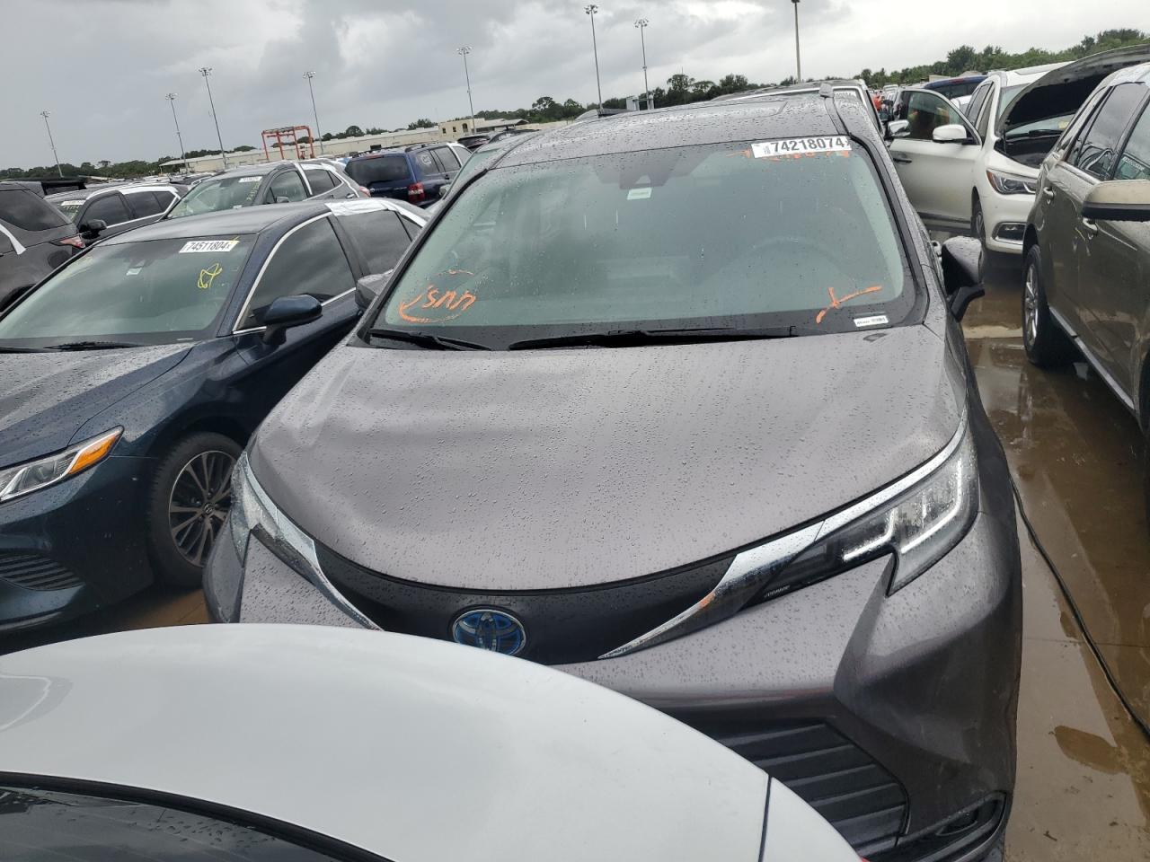 2021 Toyota Sienna - Image 5