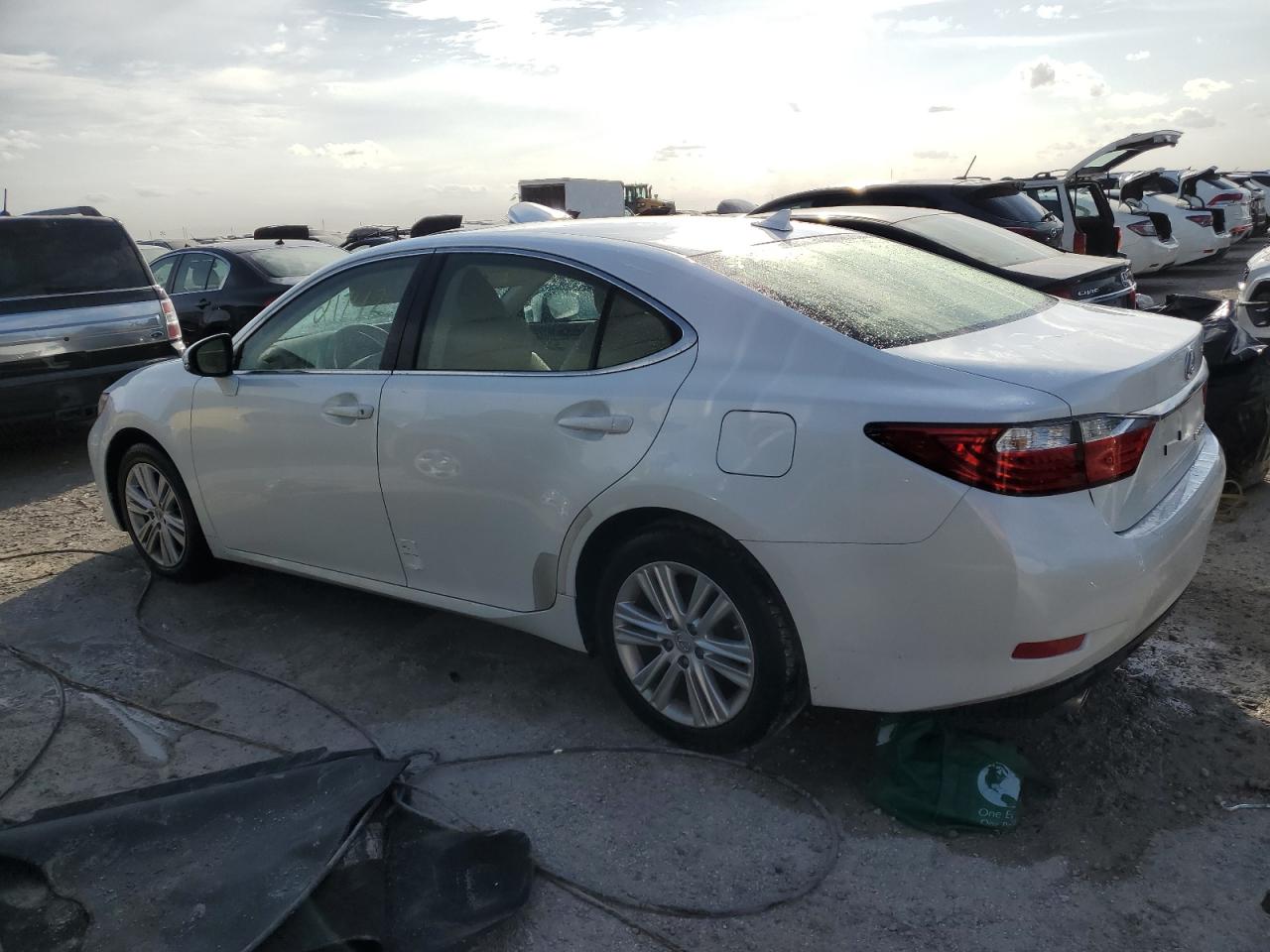 2014 Lexus ES - Image 2