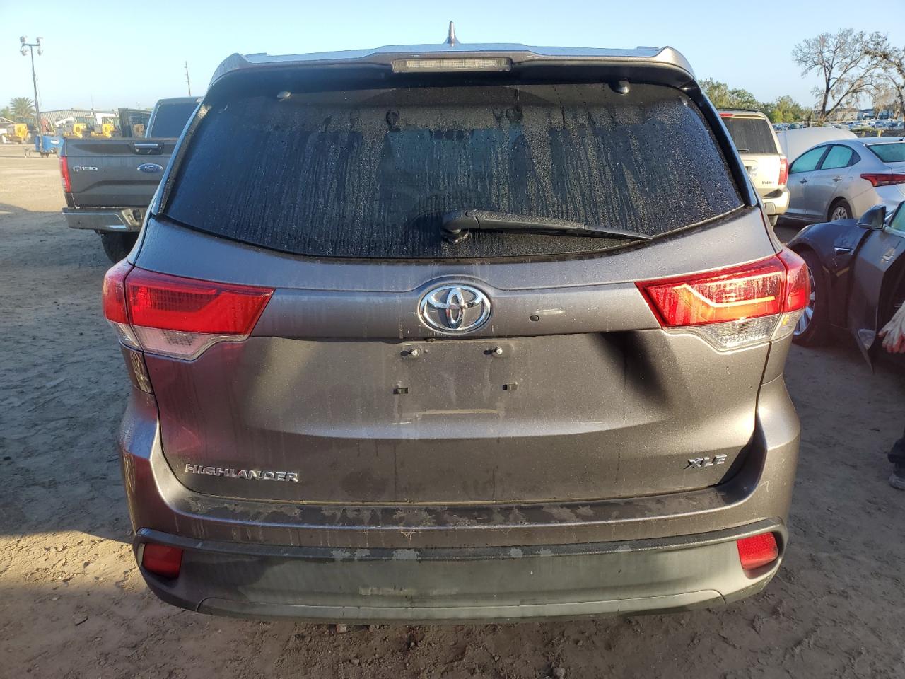 5TDKZRFH6JS545456 2018 Toyota Highlander Se