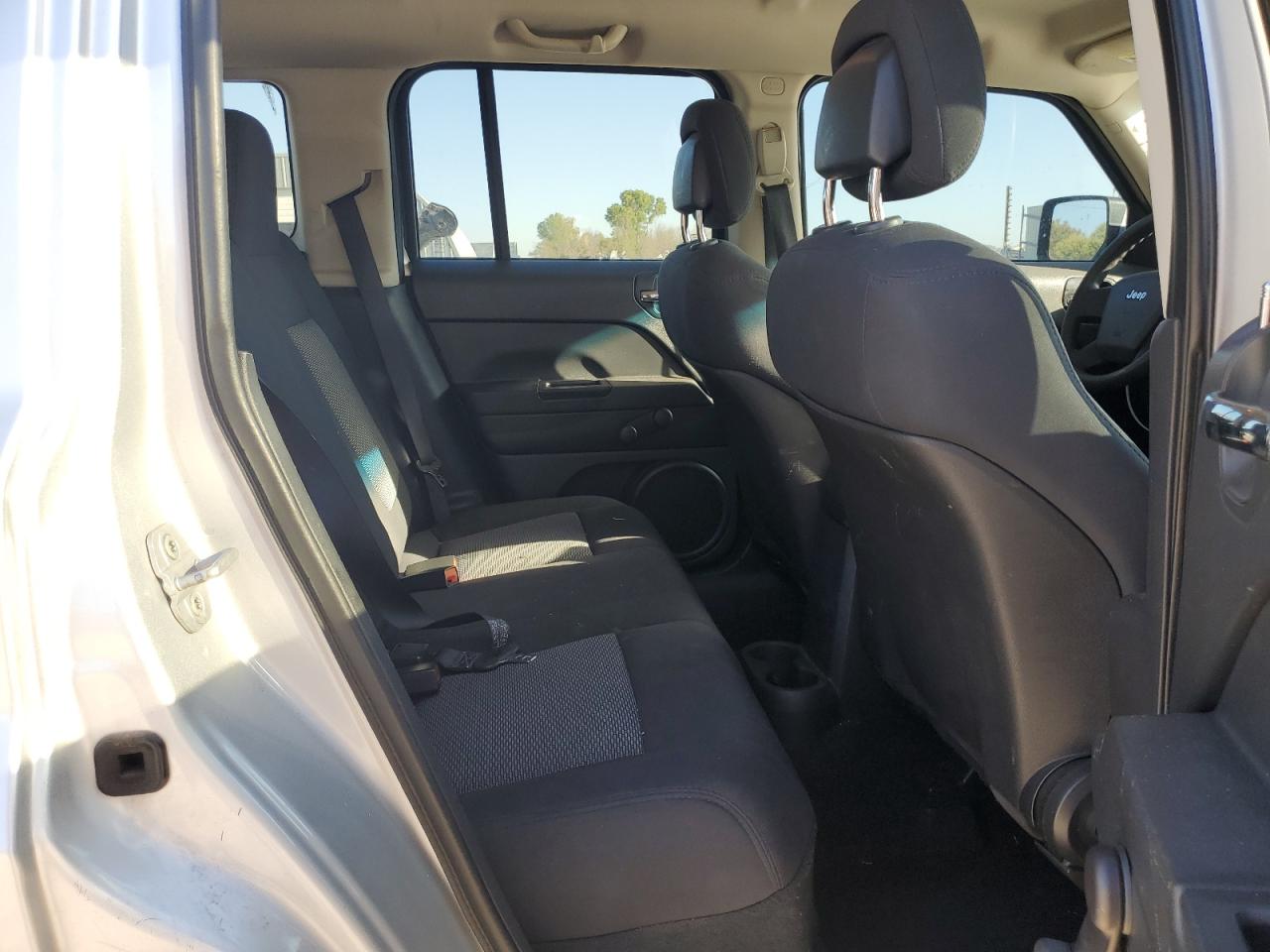 2010 Jeep Liberty (Patriot) - Image 12