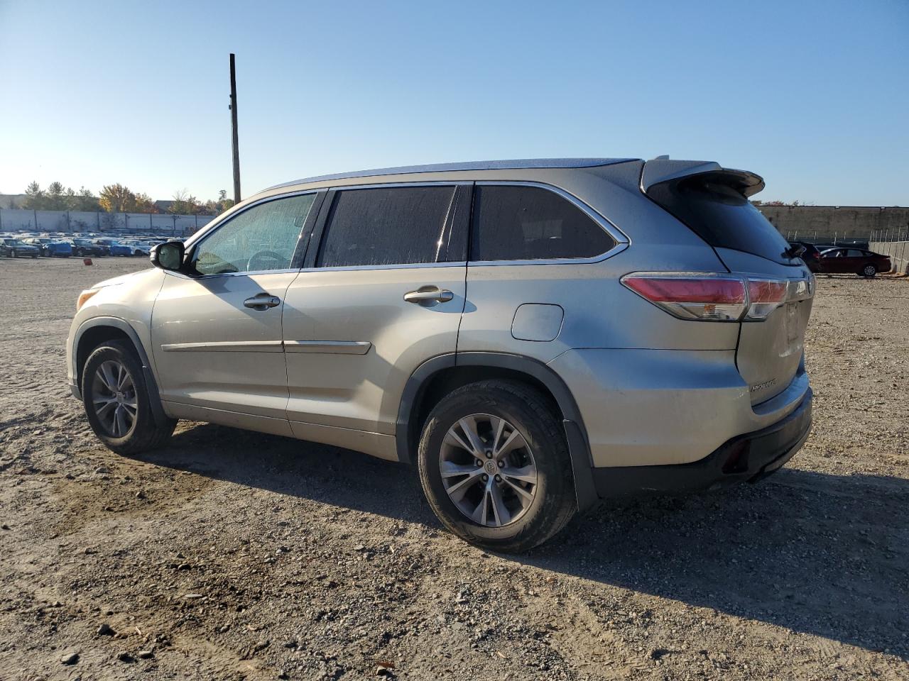 2014 Toyota Highlander - Image 2
