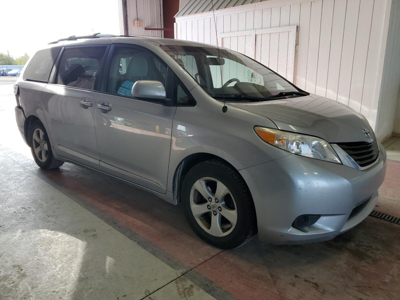 2011 Toyota Sienna - Image 4