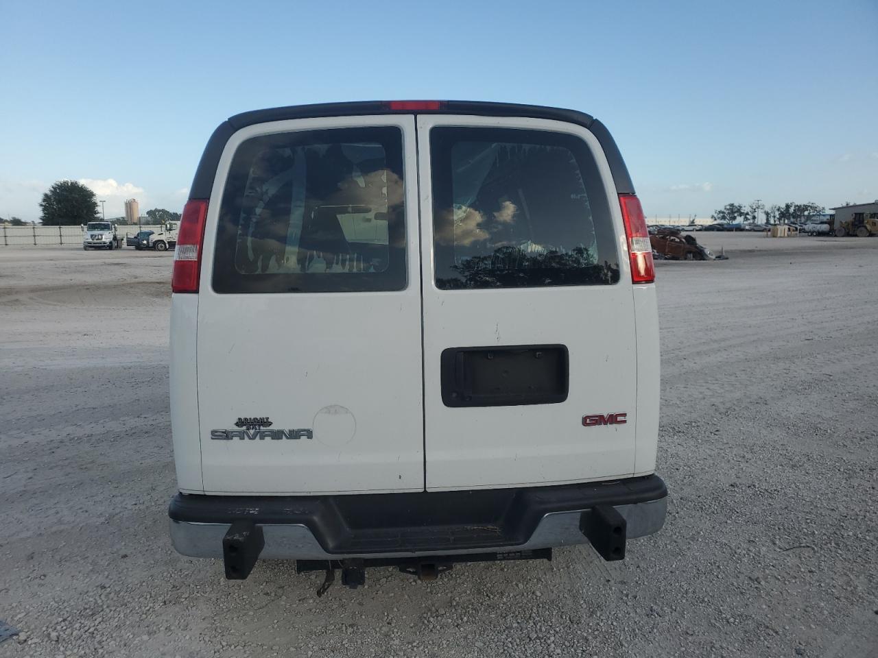 1GTW7AFGXJ1903042 2018 GMC Savana G2500