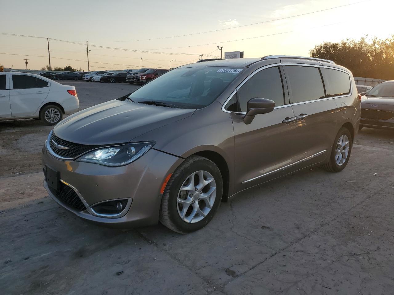 2017 Chrysler Pacifica - Image 1