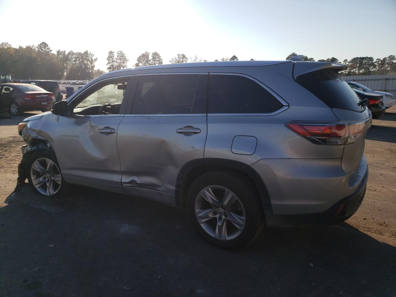 2015 Toyota Highlander - Image 2