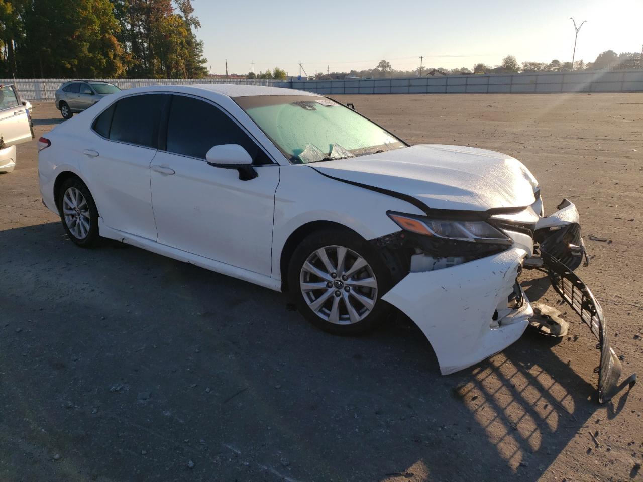 VIN JTNB11HK4J3025075 2018 TOYOTA CAMRY no.4