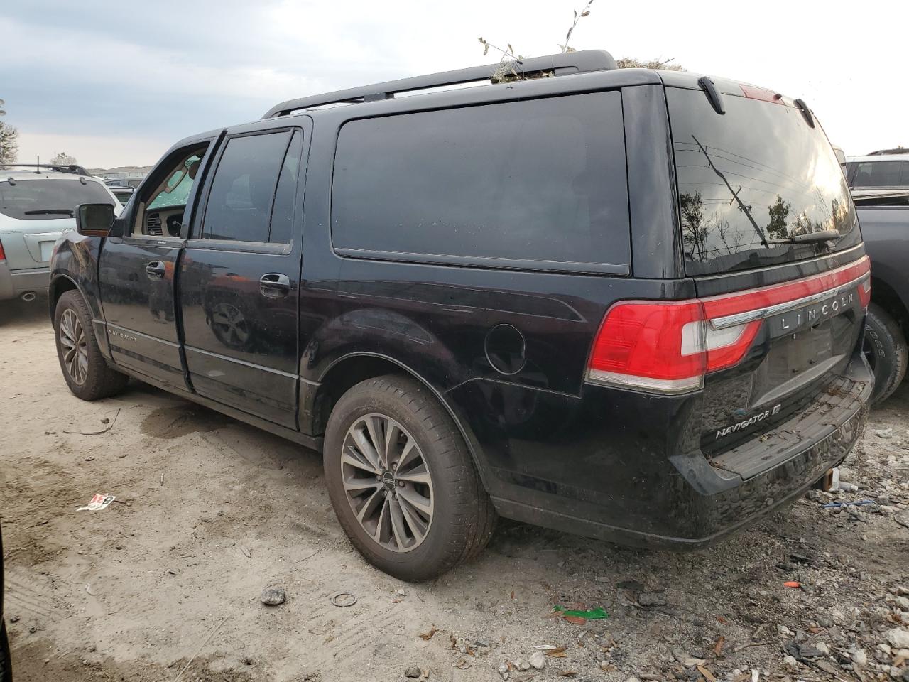 2017 Lincoln Navigator - Image 2