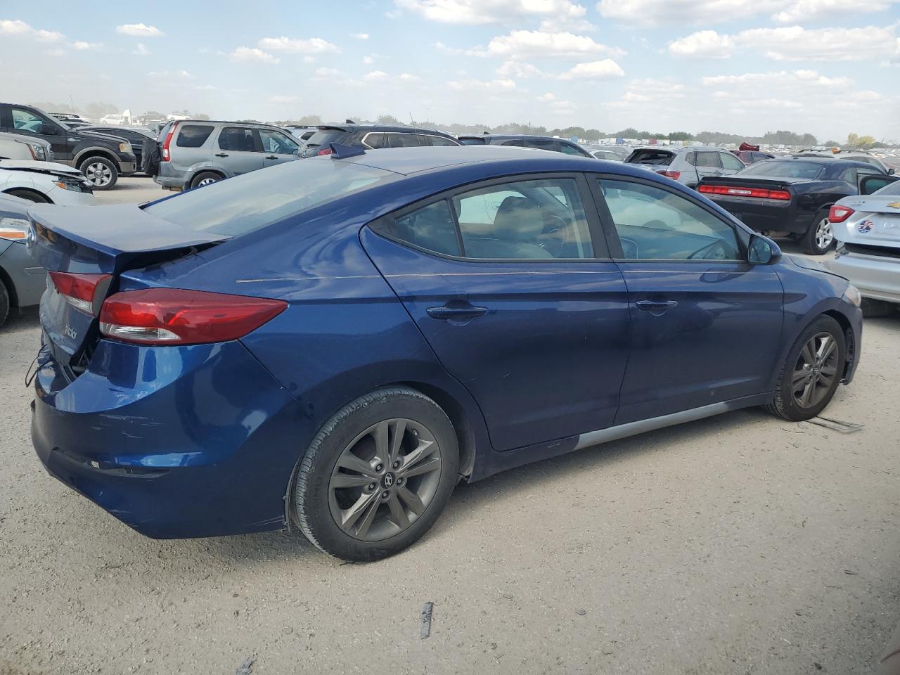 2017 Hyundai Elantra - Image 3