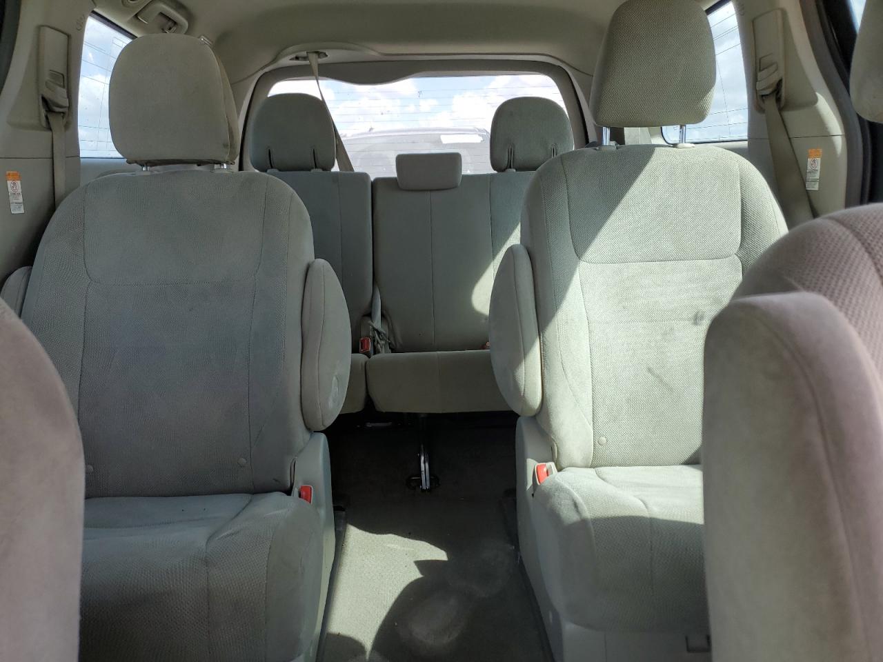 2015 Toyota Sienna - Image 10