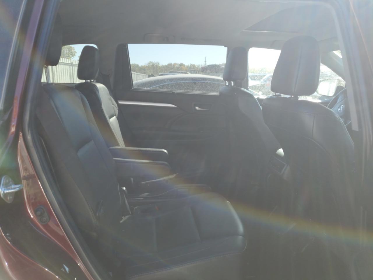 2019 Toyota Highlander - Image 12