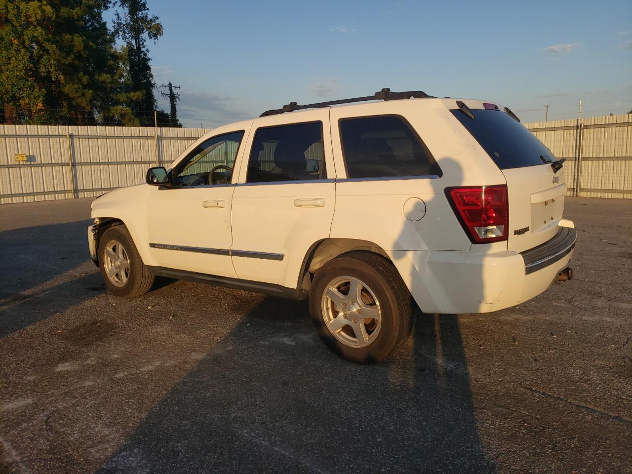 2005 Jeep Grand Cherokee - Image 2