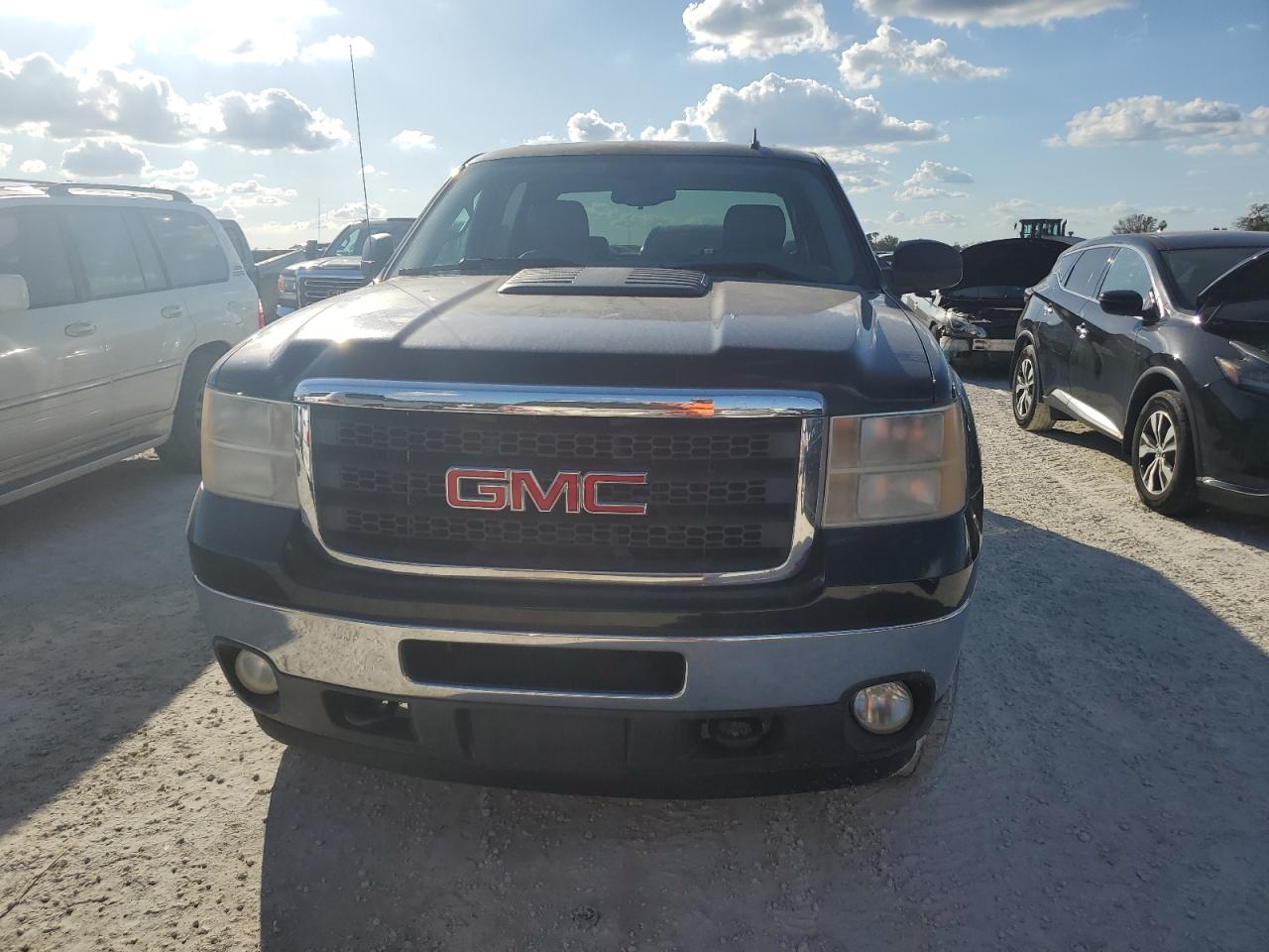 2011 GMC Sierra - Image 5
