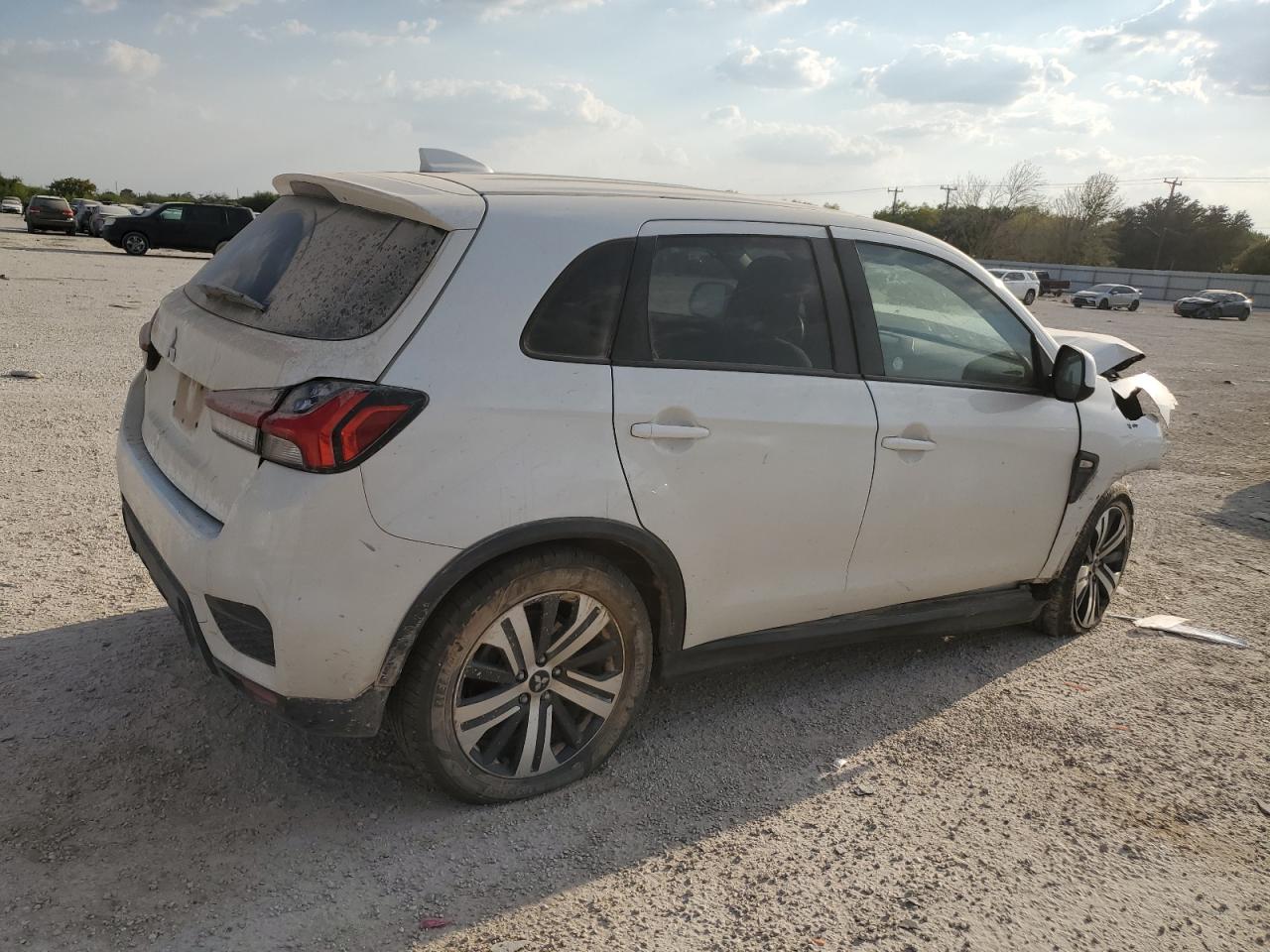 2021 Mitsubishi Outlander - Image 3