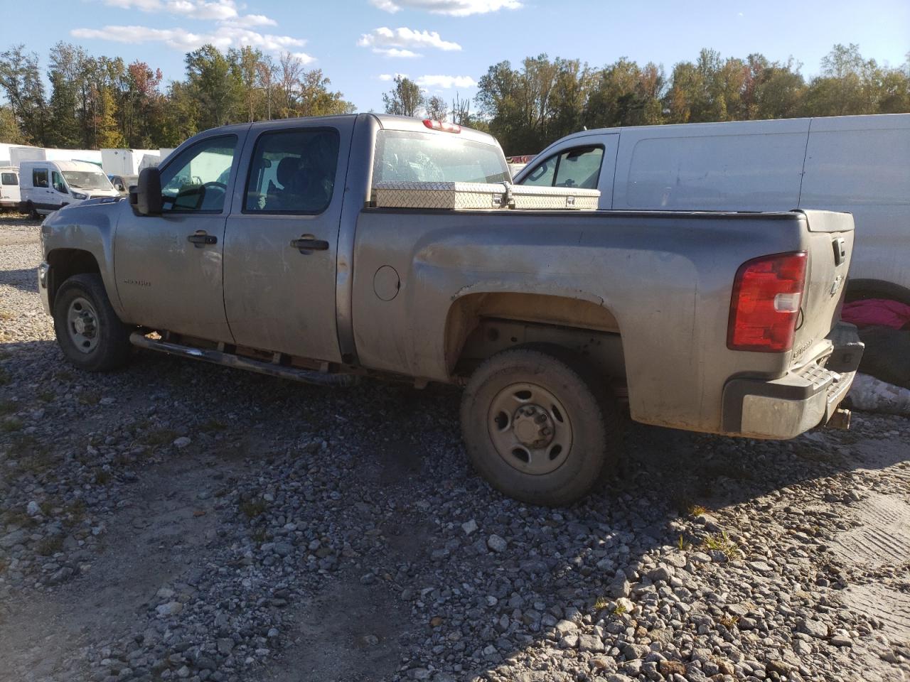 2009 Chevrolet Silverado - Image 2