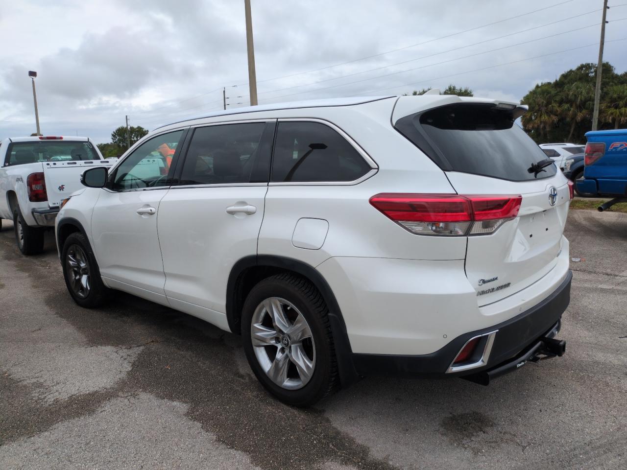 5TDDZRFH6HS418368 2017 Toyota Highlander Limited