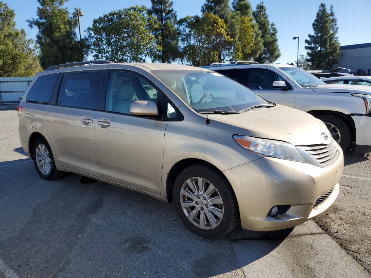 2012 Toyota Sienna - Image 4