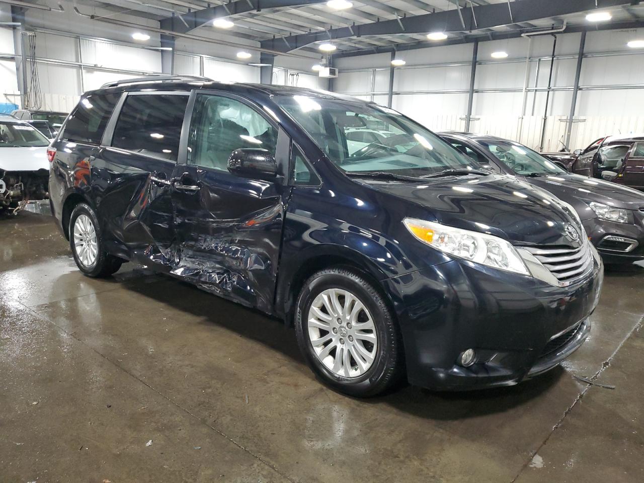 2017 Toyota Sienna - Image 4