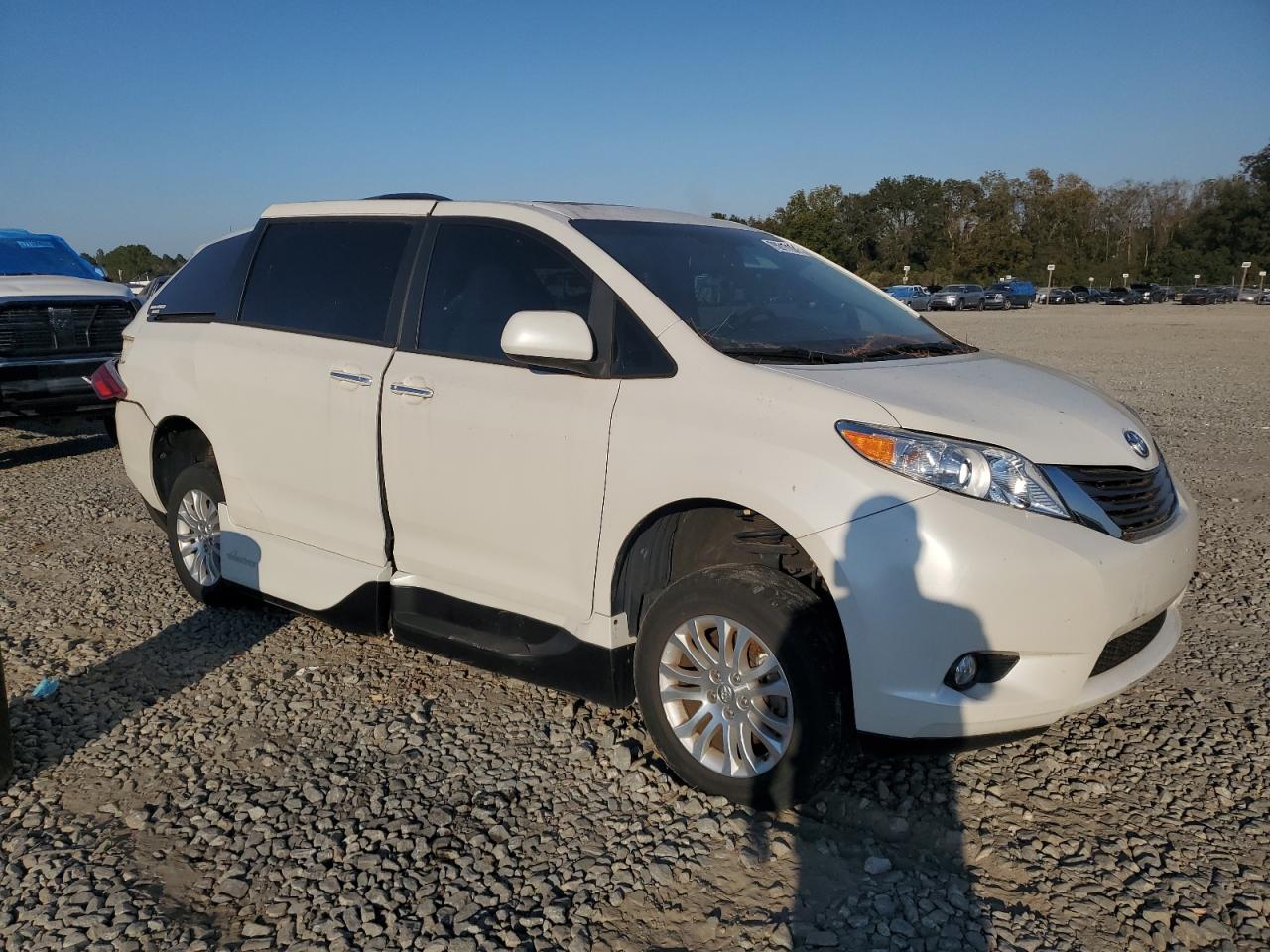 2017 Toyota Sienna - Image 4