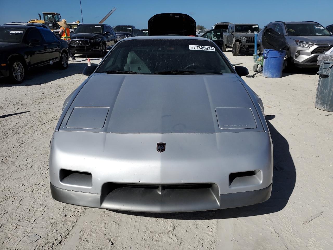 1986 Pontiac Fiero - Image 5