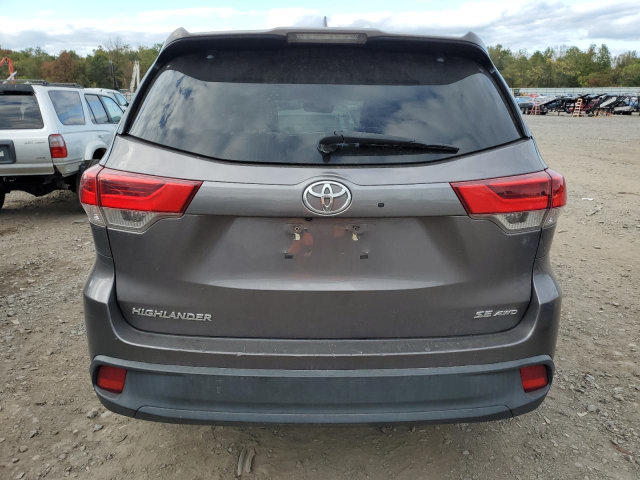 5TDJZRFH5HS431468 2017 Toyota Highlander Se