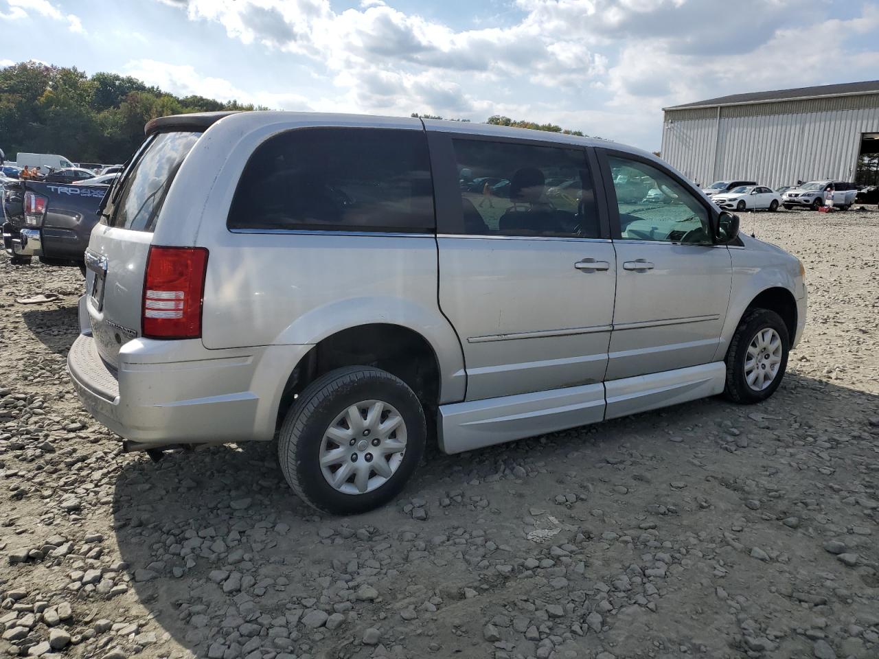 2010 Chrysler Town & Country - Image 3