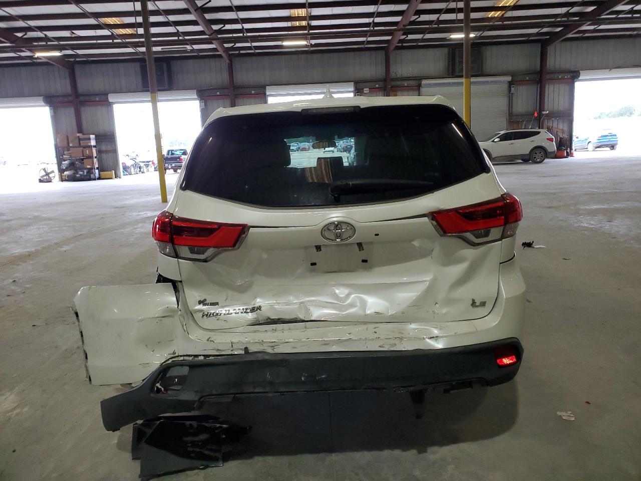 5TDZZRFH2KS357226 2019 Toyota Highlander Le