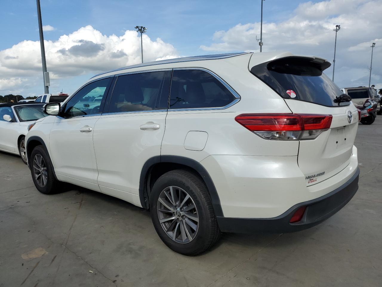 5TDKZRFH1JS273690 2018 TOYOTA HIGHLANDER - Image 2