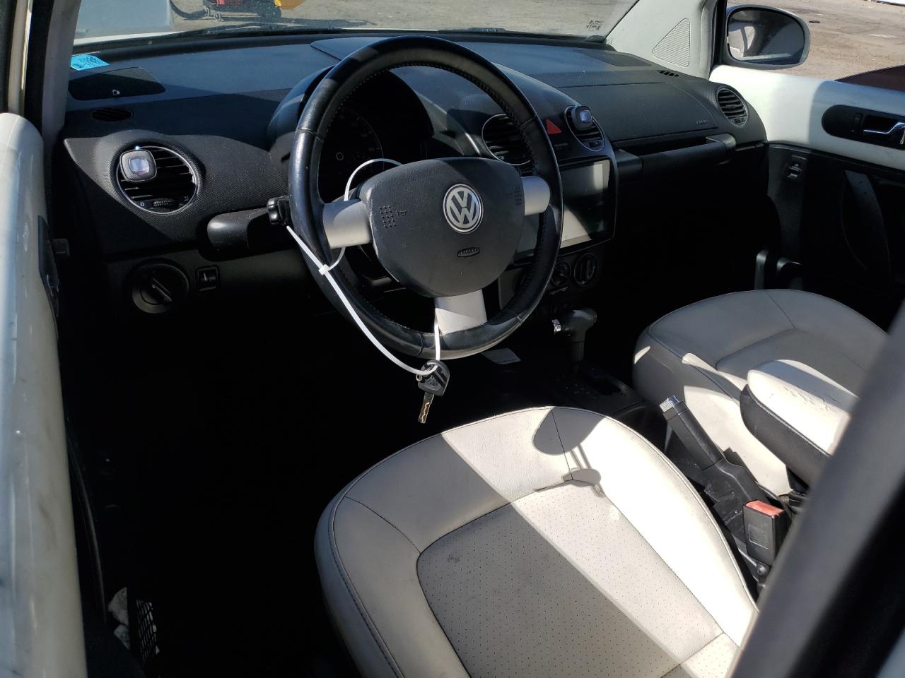 2008 Volkswagen Beetle - Image 8