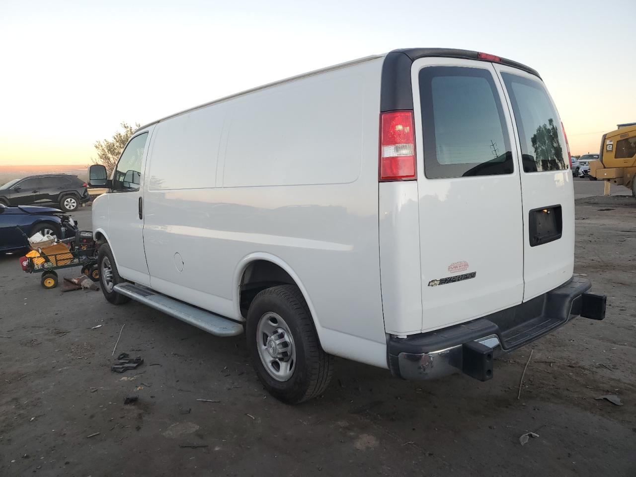 VIN 1GCWGAFG7J1910868 2018 CHEVROLET EXPRESS no.2