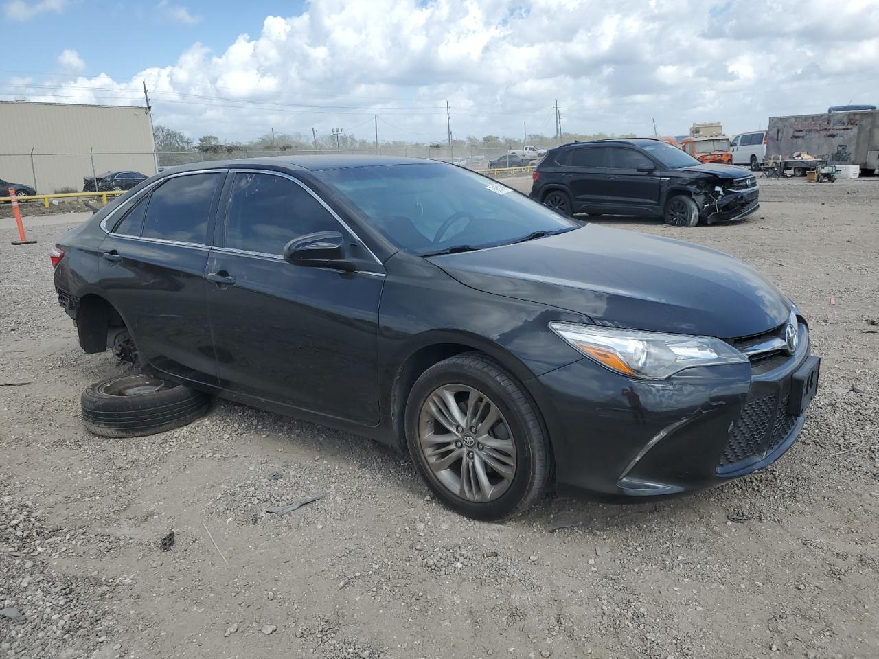 VIN 4T1BF1FK4HU364802 2017 TOYOTA CAMRY no.4