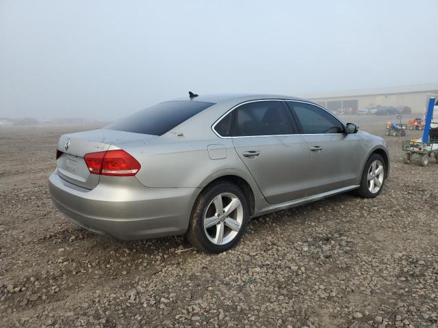 Седани VOLKSWAGEN PASSAT 2013 Сріблястий