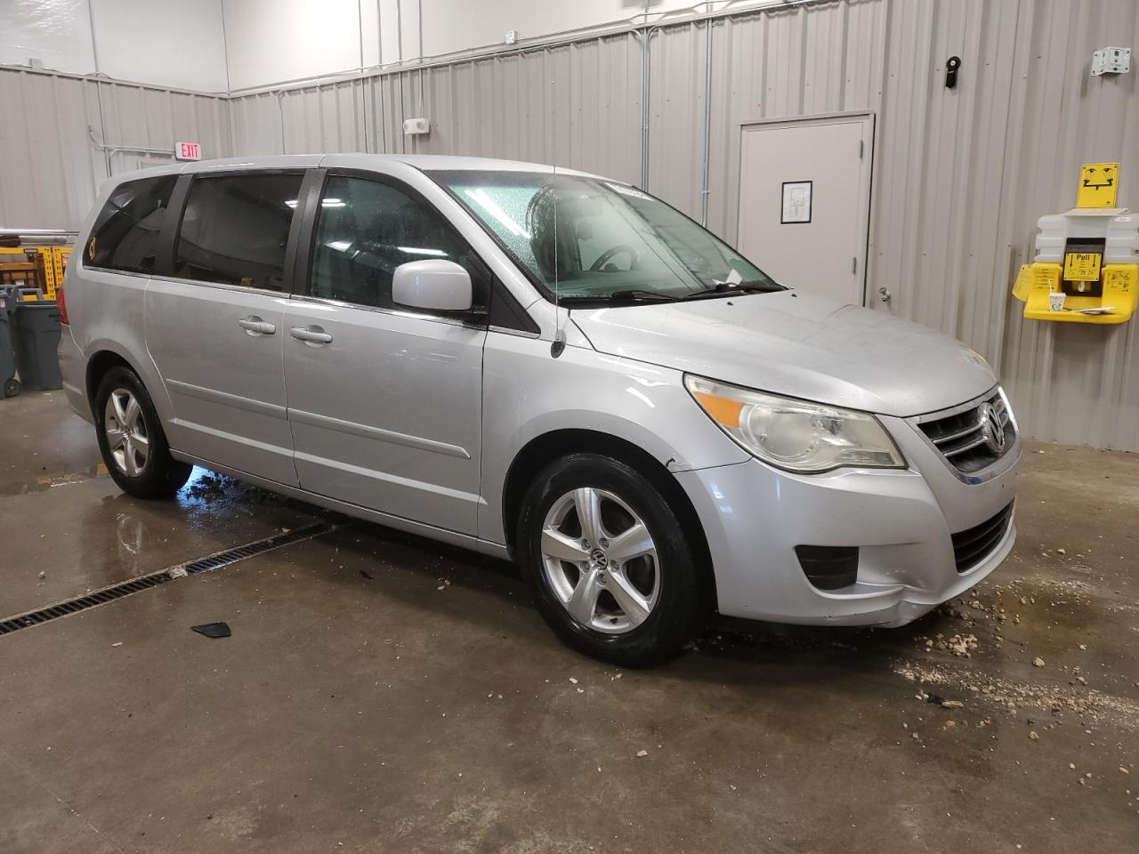 2010 Volkswagen Routan - Image 4