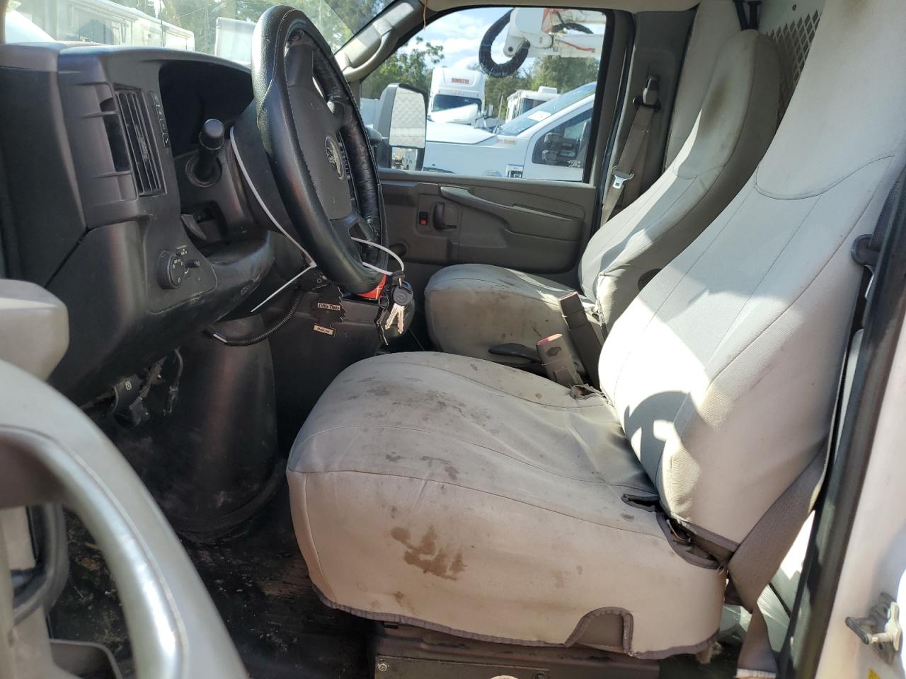 2010 Chevrolet Express - Image 7