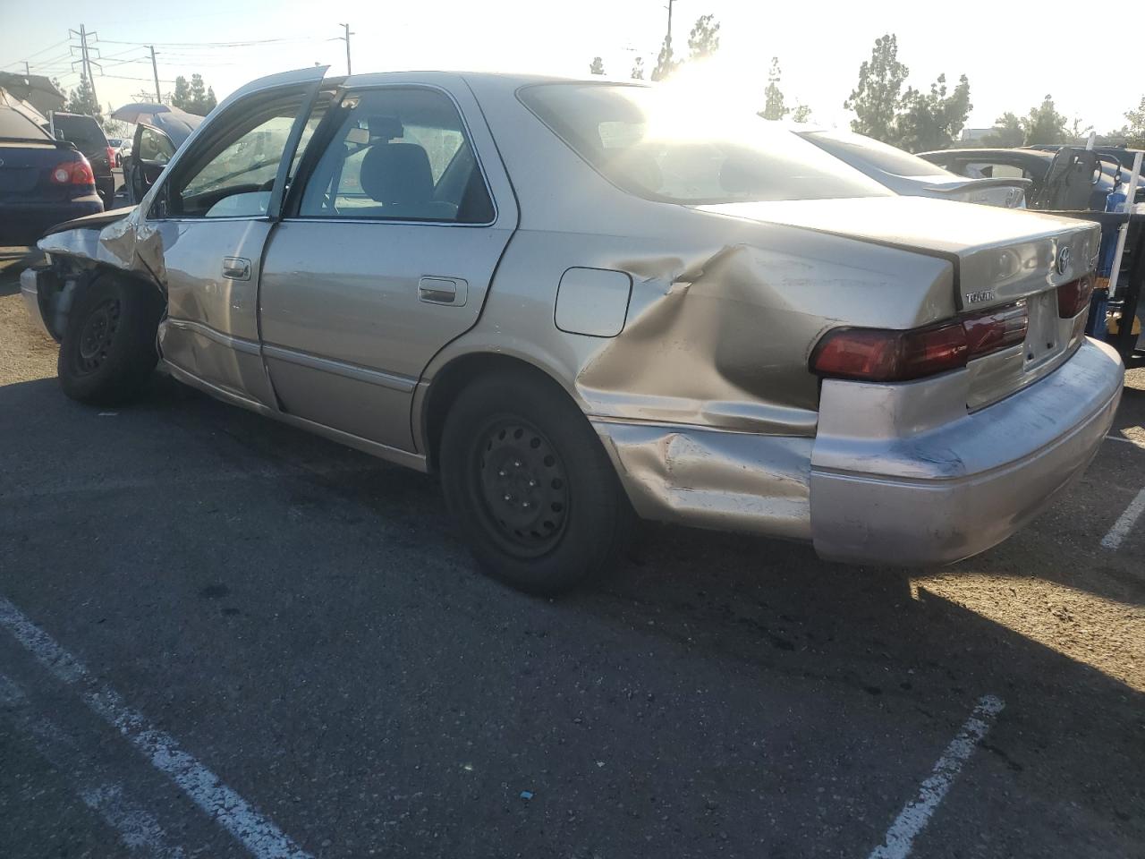 1999 Toyota Camry Le VIN: JT2BG22K9X0352057 Lot: 77401404