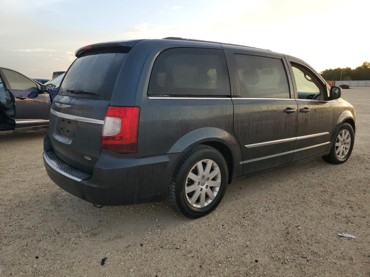 2014 Chrysler Town & Country - Image 3