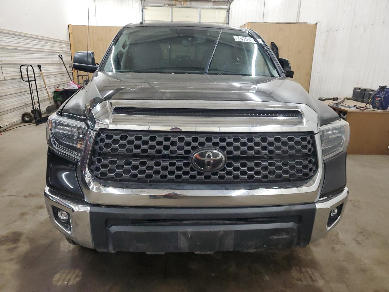 5TFDY5F13JX728170 2018 Toyota Tundra Crewmax Sr5