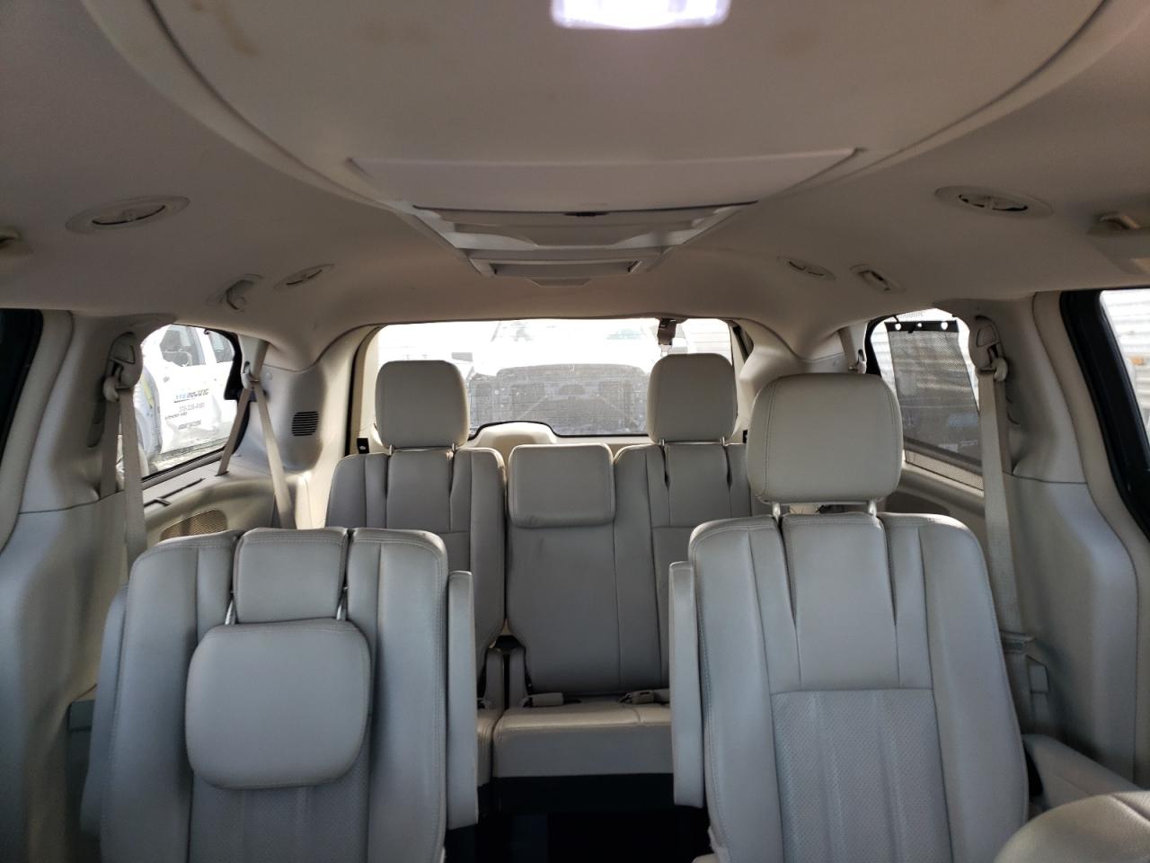 2013 Chrysler Town & Country - Image 10
