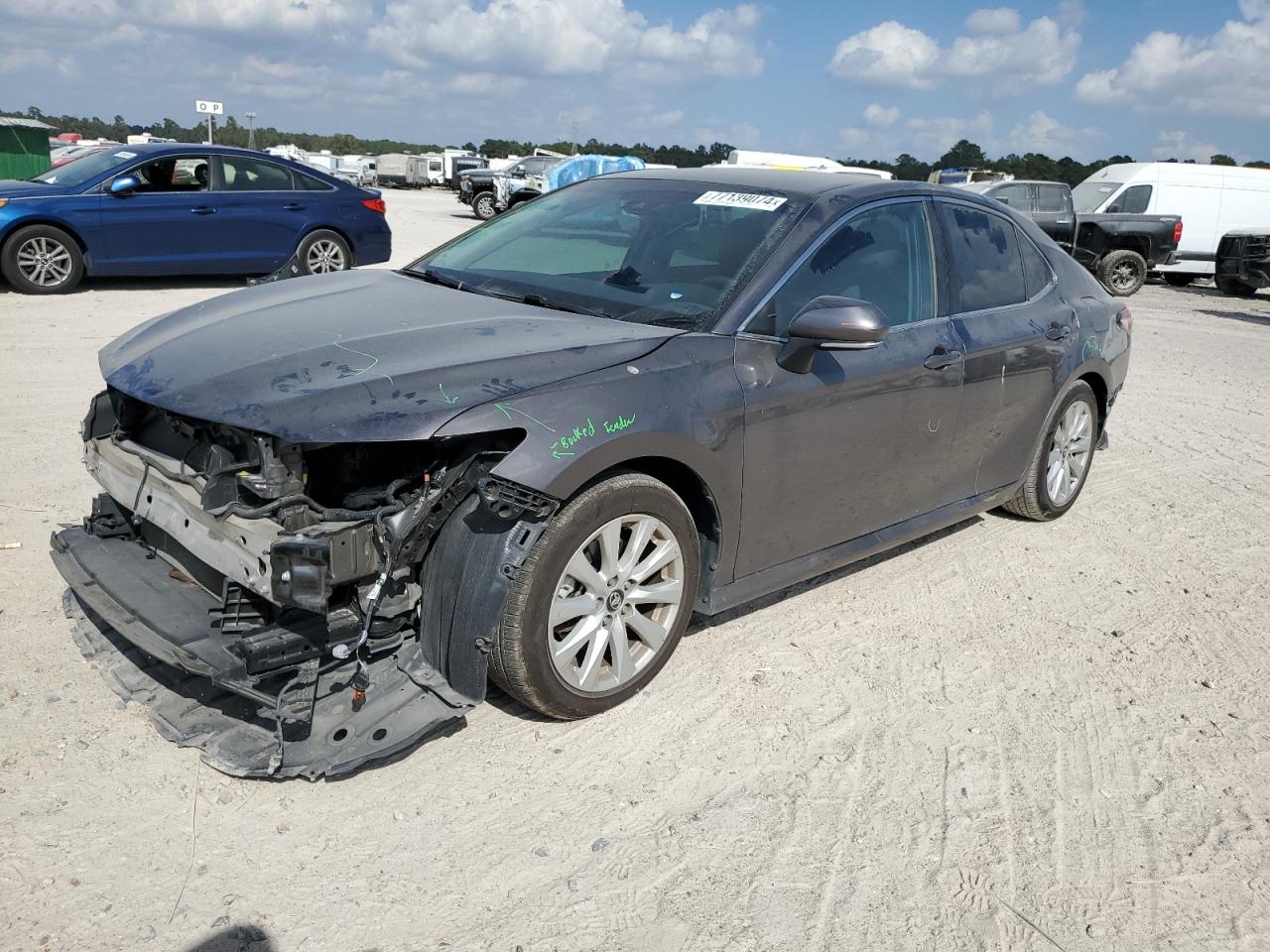 VIN 4T1B11HK3JU675025 2018 TOYOTA CAMRY no.1