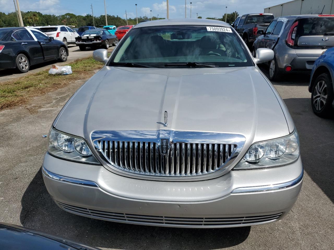 2006 Lincoln Town Car - Image 5