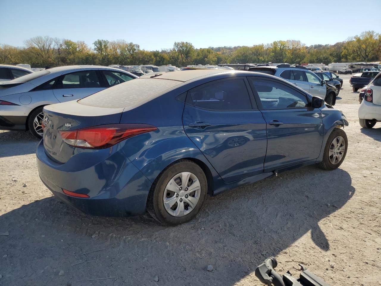 2016 Hyundai Elantra - Image 3